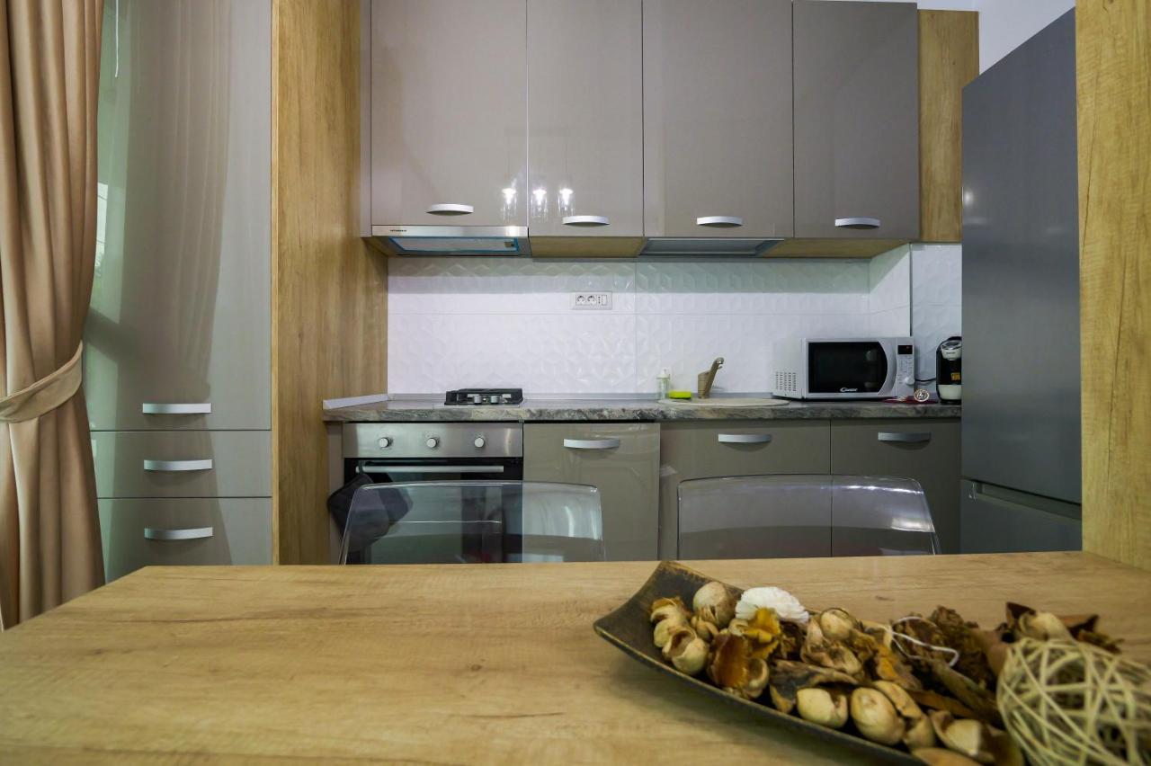 Red Luxury On Apartament Mamaia
