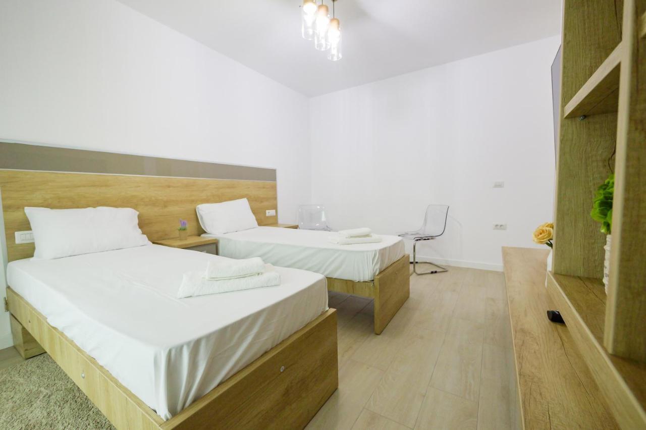Red Luxury On Apartament