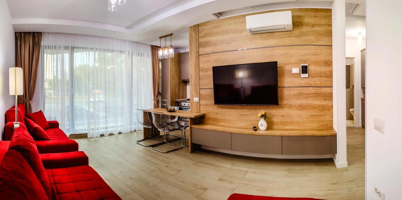 Red Luxury On Mamaia