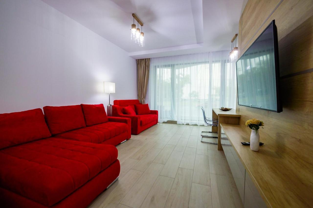 Red Luxury On Mamaia