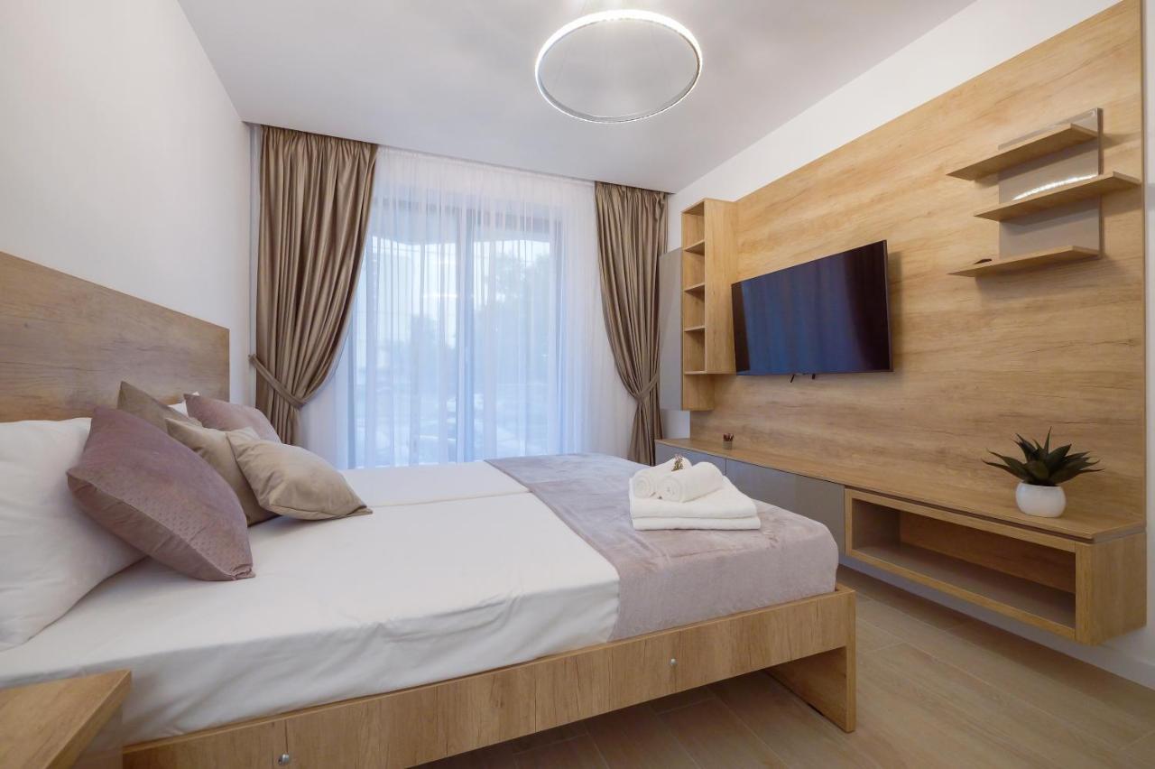 Red Luxury On Mamaia